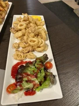 Calamars a l'andalusa amb amanida i tomàquets cherry